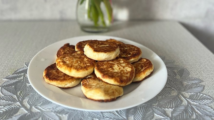 Главная картинка новости: Вкуснее сырников в 100 раз: берем кефир, творог и через 10 минут завтракаем лепешками : просто, быстро и сытно