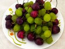 Эта ягода — самая вредная из всех возможных: а мы покупаем ее как лакомство, еще и детей закармливаем