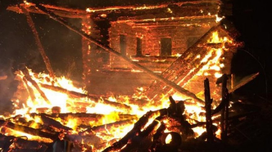 Главная картинка новости: В Шарьинском районе в страшном пожаре погибли 44-летние мужчина и женщина