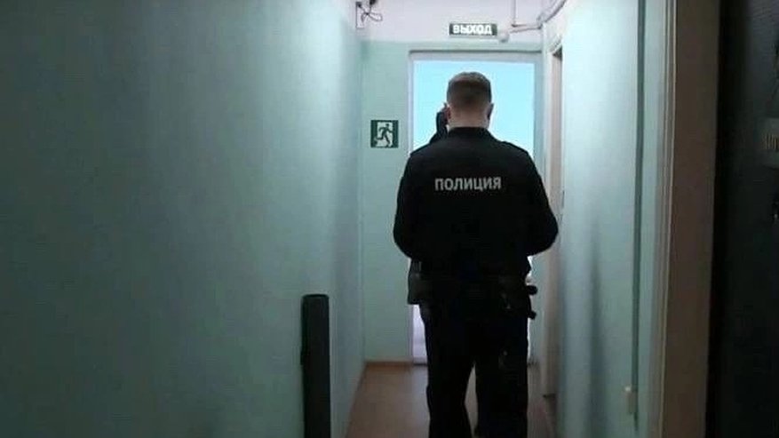 Главная картинка новости: В Костроме на остановке мужчина целился в детей из ружья