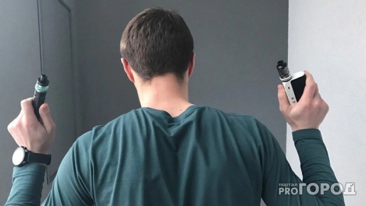 Главная картинка новости: В РФ увеличили штрафы за продажу вейпов и сигарет несовершеннолетним