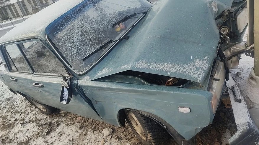 Главная картинка новости: Есть пострадавшие: в Костроме на Магистральной автомобиль "ВАЗ" въехал в железобетонный столб