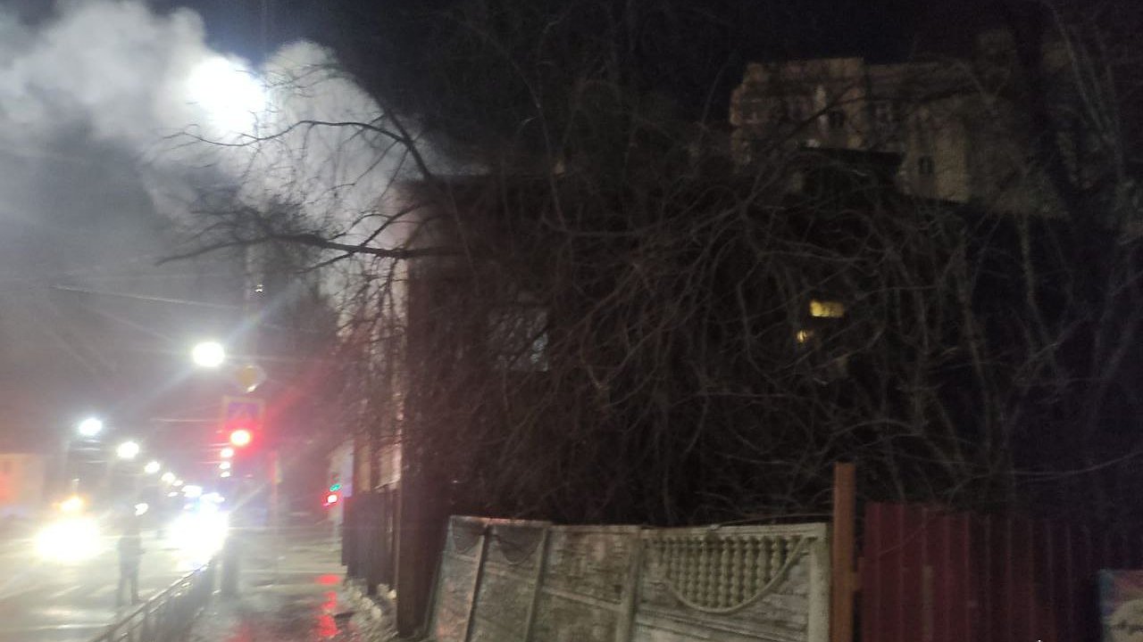Главная картинка новости: В Костроме ликвидирован пожар в расселенном доме: огонь охватил 40 квадратных метров