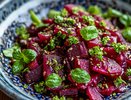 Вкусный салат со свеклой к 8 марта: домашние будут уплетать его за обе щеки — простой и быстрый рецепт за копейки