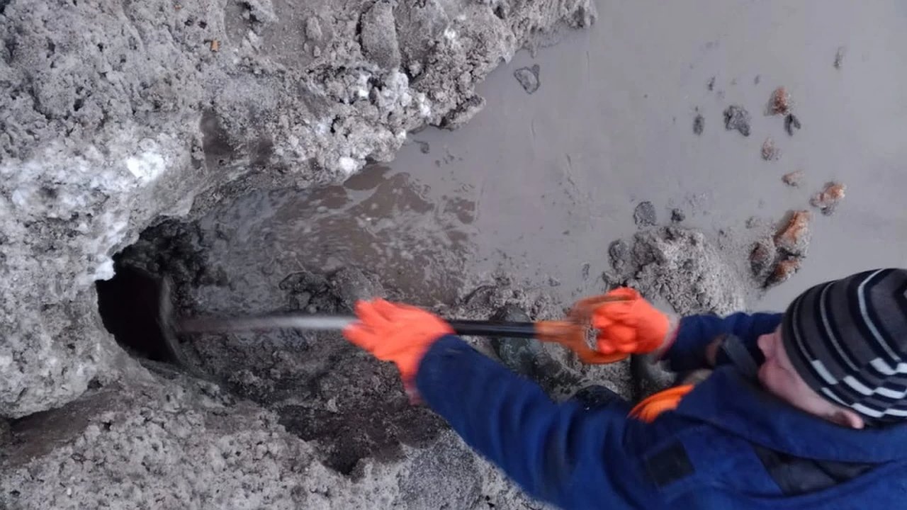 Главная картинка новости: В Костроме с приходом тепла начали очищать ливневки на дорогах