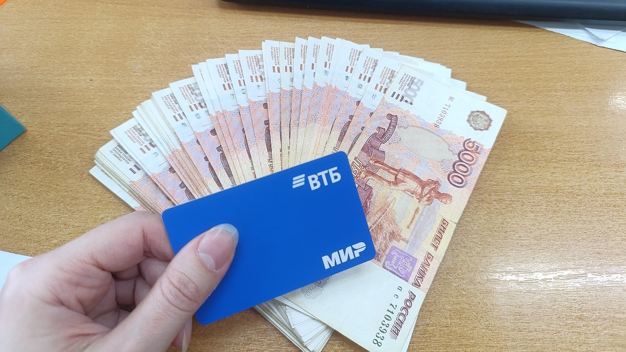 Главная картинка новости: Россиянам начислят на карту по 12 000 рублей от СФР в марте. Названа точная дата прихода денег