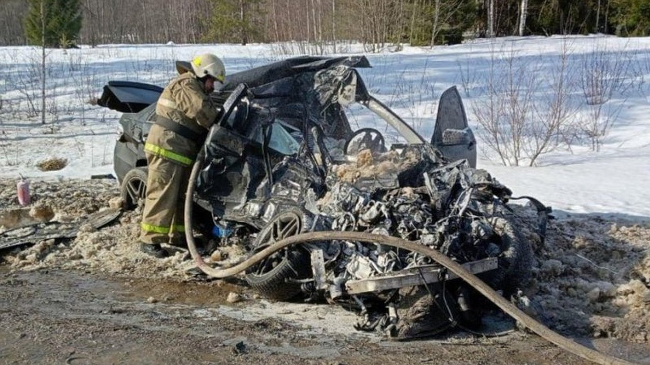 Главная картинка новости: В Мантуровском районе столкнулись груженый смолой грузовик и Mercedes: водитель легковушки погиб на месте