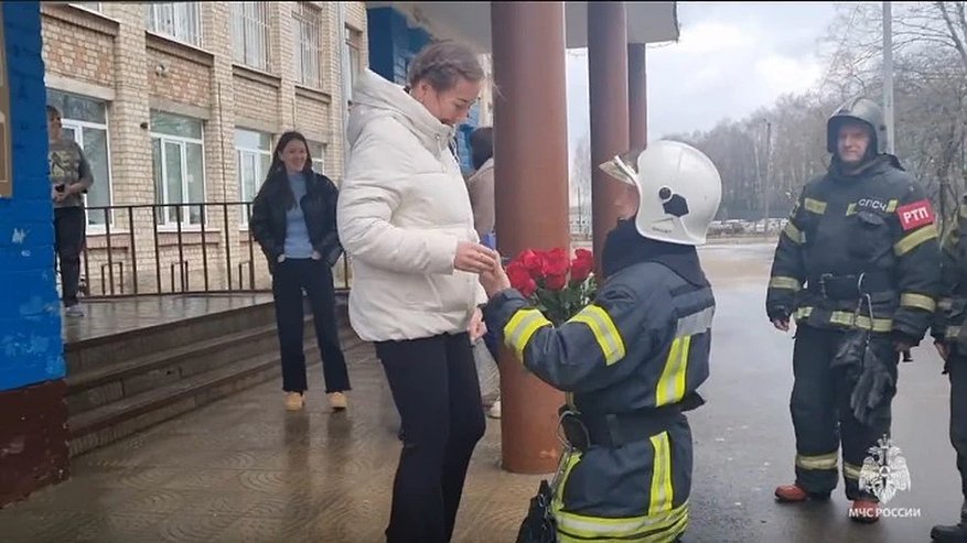 Главная картинка новости: В Костроме сотрудник МЧС сделал предложение руки и сердца своей возлюбленной у школы
