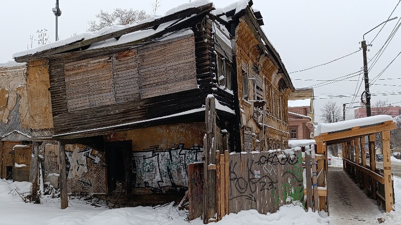 Главная картинка новости: В Костроме владельца полуразрушенного дома заставили ограничить туда доступ