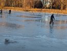 В Костроме на пруду в «Берендеевке» дети продолжают выходить на лед