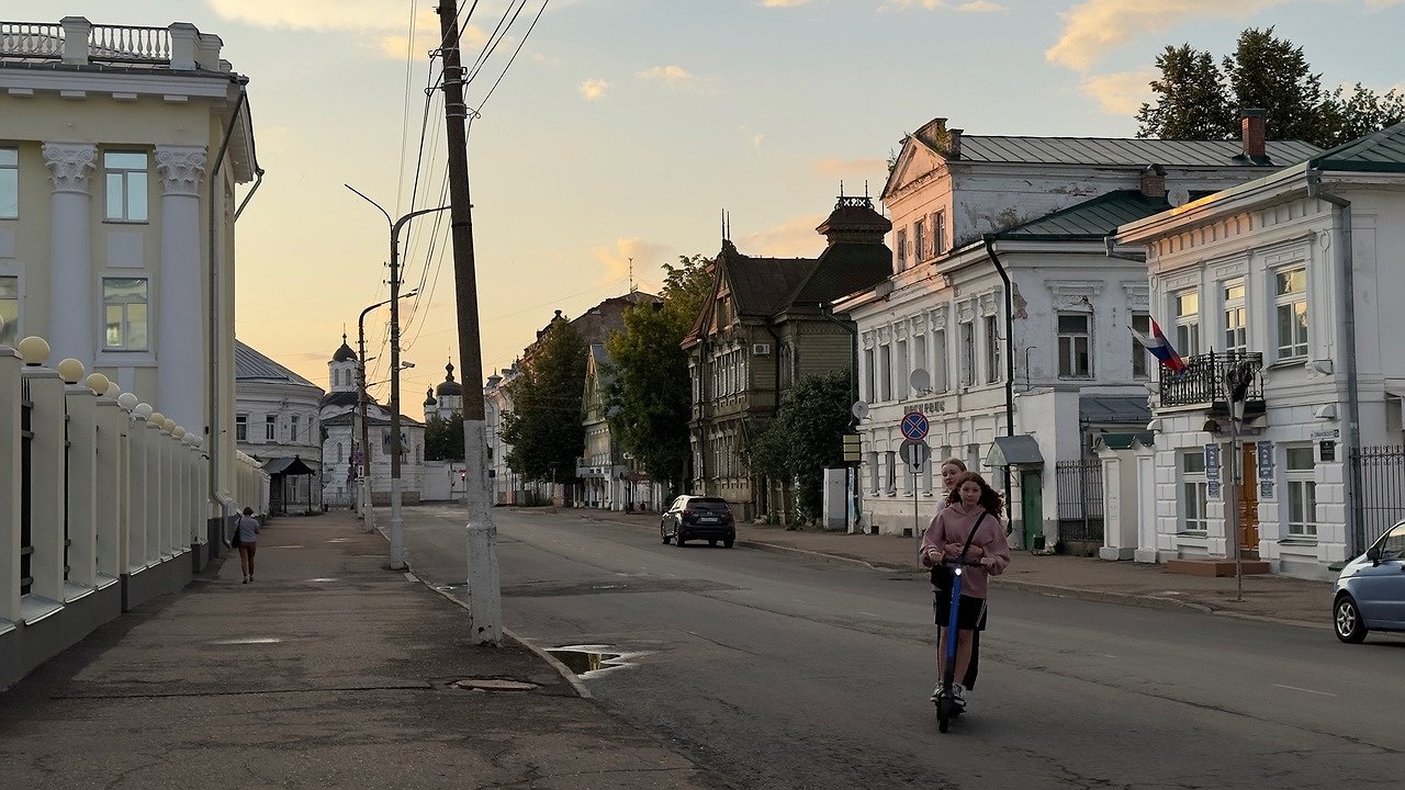 Главная картинка новости: 30-летняя костромичка упала во время ночных катаний на самокате в парке "Берендеевка"