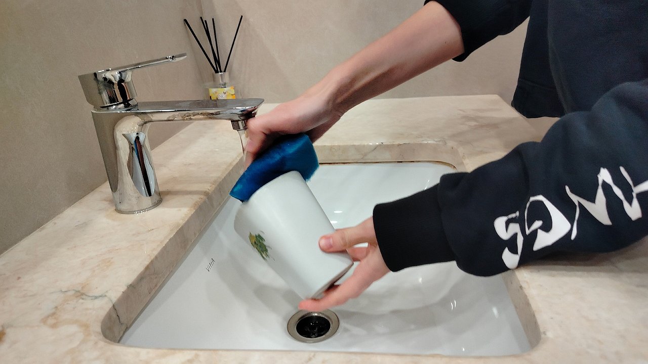 Главная картинка новости: Делюсь рецептом геля для мытья посуды: делаю его своими руками - безопасный, эффективный и стоит копейки