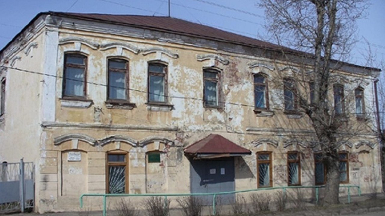 Главная картинка новости: В Нерехте продают женскую гимназию ХIХ века