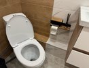 Это средство для лица и тела за секунды разъедает многолетний налет в унитазе — сияет как новый, а еще запах великолепный