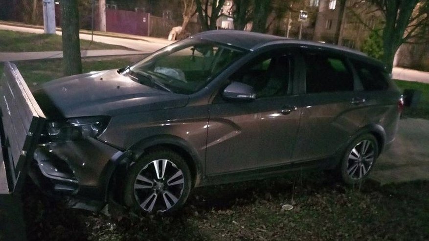 Главная картинка новости: В Костроме "Лада" проехала по тротуару и врезалась в лавочку
