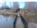 Под Костромой дети рискуют жизнью на подтопленном мосту через реку Янгу