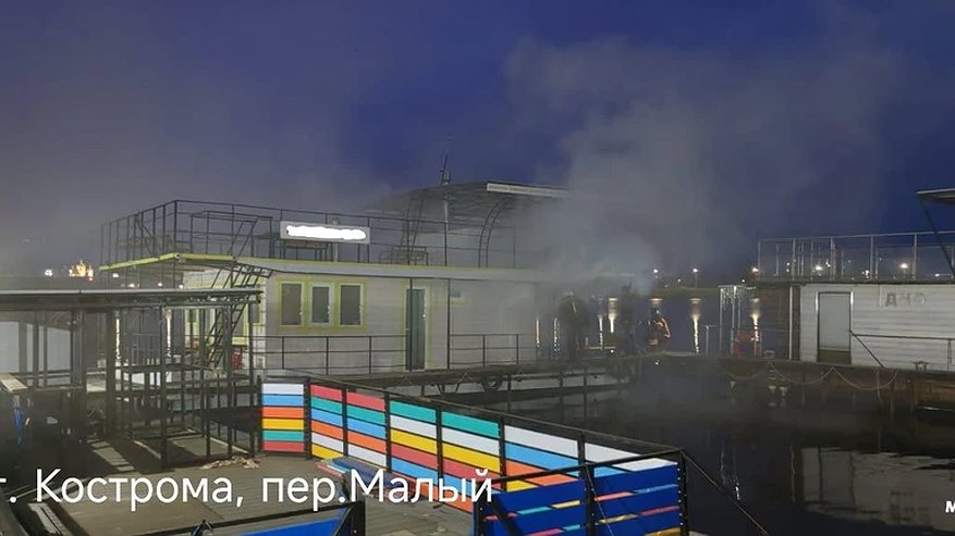 Главная картинка новости: В Костроме за сутки сгорели аптека и плавучий дом