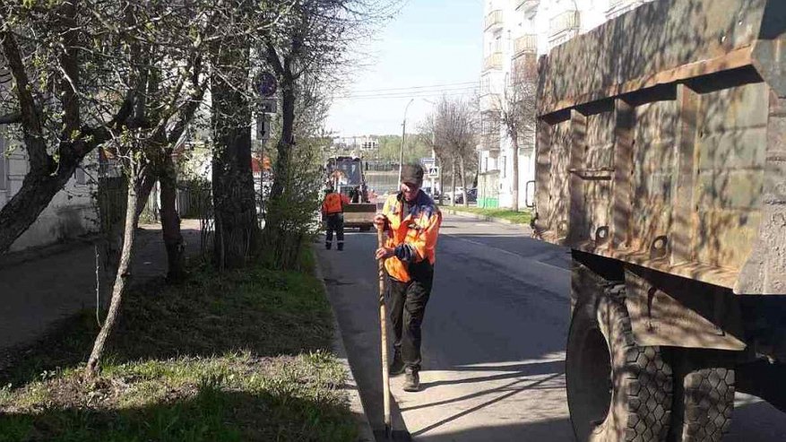 Главная картинка новости: В Костроме продолжается весенний месячник по санитарной уборке города