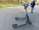 В России хотят запретить парковать самокаты на тротуарах и пешеходных дорожках