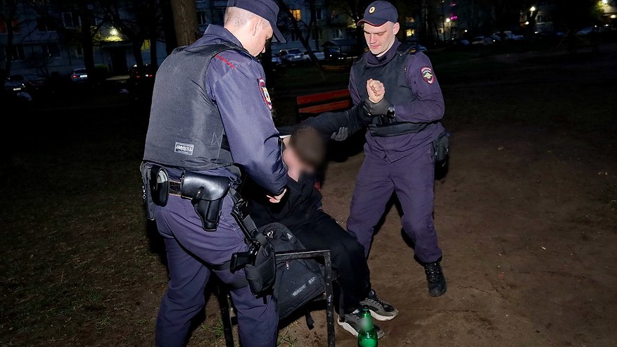 Главная картинка новости: В Костроме задержали компанию с несовершеннолетними, которые распивали алкоголь на улице