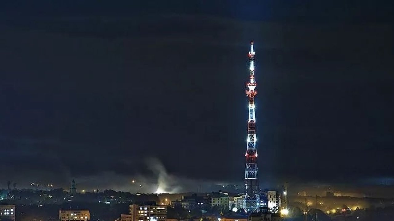 Главная картинка новости: В Костроме в честь дня радио телебашня сменит подсветку