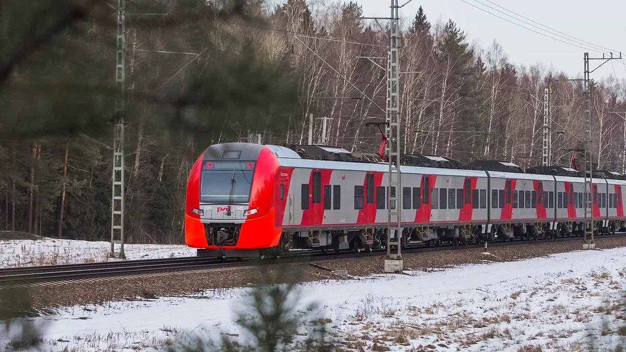 Главная картинка новости: "Ласточка" до Костромы задержалась на 4 часа из-за поваленных непогодой деревьев