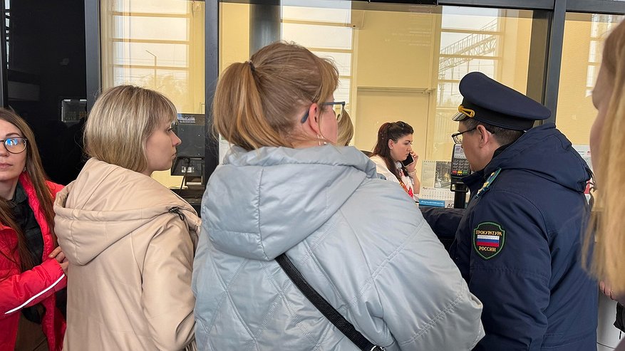 Главная картинка новости: Сильный ветер нарушил железнодорожное сообщение с Костромой