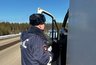 Миниатюра новости: Инспектор хочет оштрафовать за езду с трещиной на стекле авто? Как грамотно повести себя в такой ситуации и избежать штрафа