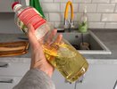 Раньше выкидывала заглушку от масла, а теперь берегу: знакомый повар дал удивительный совет, как ее использовать