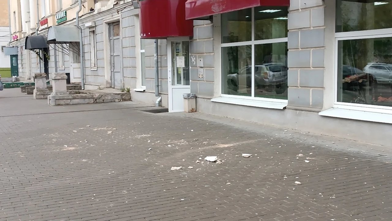 Главная картинка новости: В Костроме на проспекте Текстильщиков с фасада дома летят кирпичи и штукатурка