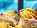 Зачем продавцы "Магнитов" и "Пятёрочек" забирают себе из ящиков с бананами маленькие незаметные пакетики?