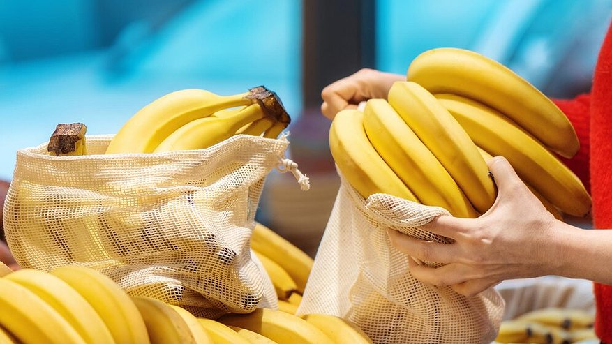 Главная картинка новости: Зачем продавцы "Магнитов" и "Пятёрочек" забирают себе из ящиков с бананами маленькие незаметные пакетики?