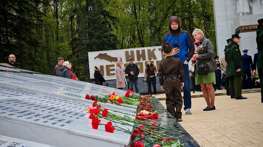 Главная картинка новости: Костромичи возложили цветы к обновленному Вечному огню