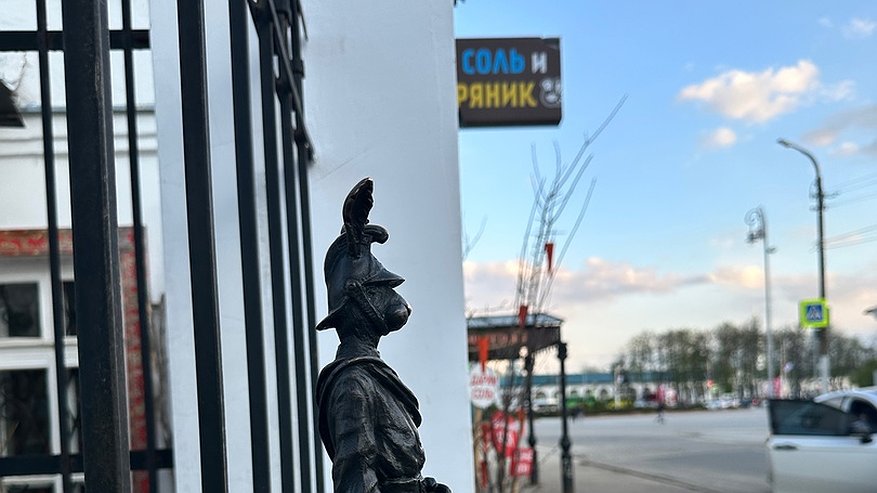 Главная картинка новости: В Костроме одного из "Мазайских зайцев" перенесли в новое место