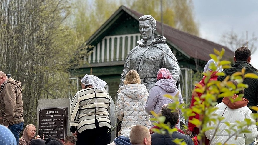 Главная картинка новости: В деревне Крутая Гора открыли памятник землякам-героям