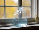 У меня на подоконнике всегда стоит пакет с водой: невероятный лайфхак избавит от самой надоедливой летней проблемы