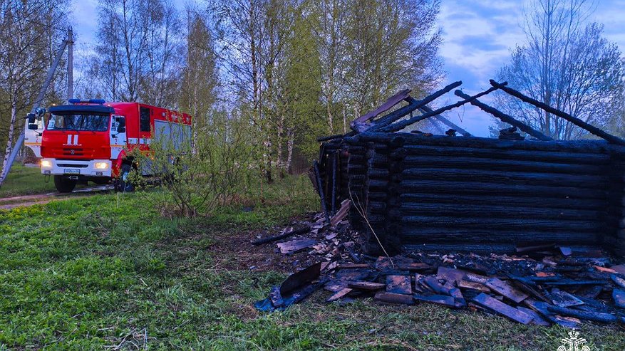 Главная картинка новости: Четыре пожара за сутки: в Костромской области горели баня и заброшенный дом
