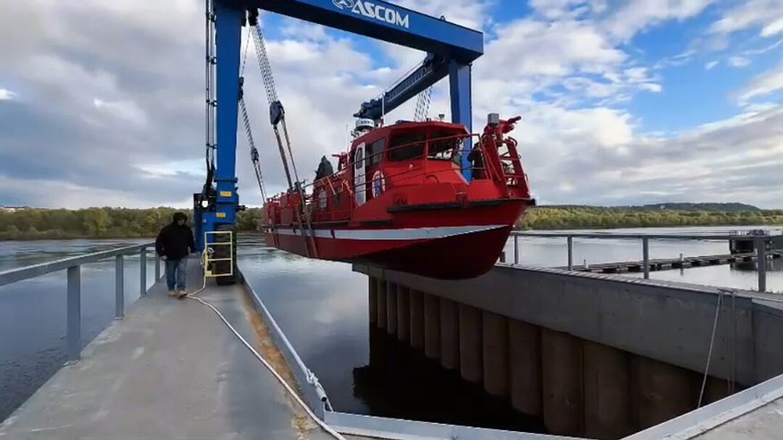 Главная картинка новости: Костромской завод спустил на воду уникальный пожарный катер для МЧС