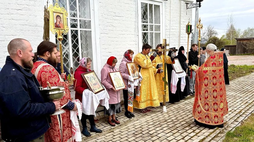 Главная картинка новости: В Костромской области водрузили крест на колокольню разрушенного Преображенского храма