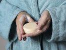 Узнала, зачем хозяйки смешивают мыло с марганцовкой: делюсь с вами излюбленным лайфхаком