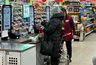 Миниатюра новости: Как продавцы “Пятёрочки” дурят прямо на кассе: раскрываем 4 трюка, с помощью которых они нагревают простых покупателей на деньги