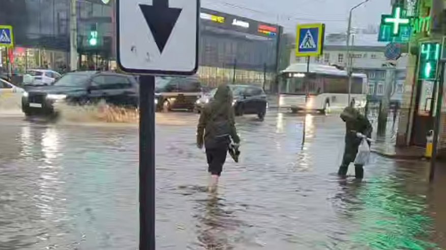 Главная картинка новости: Водопады с крыш, реки по колено и град: в Костроме рассказали о последствиях вечерней грозы 13 мая