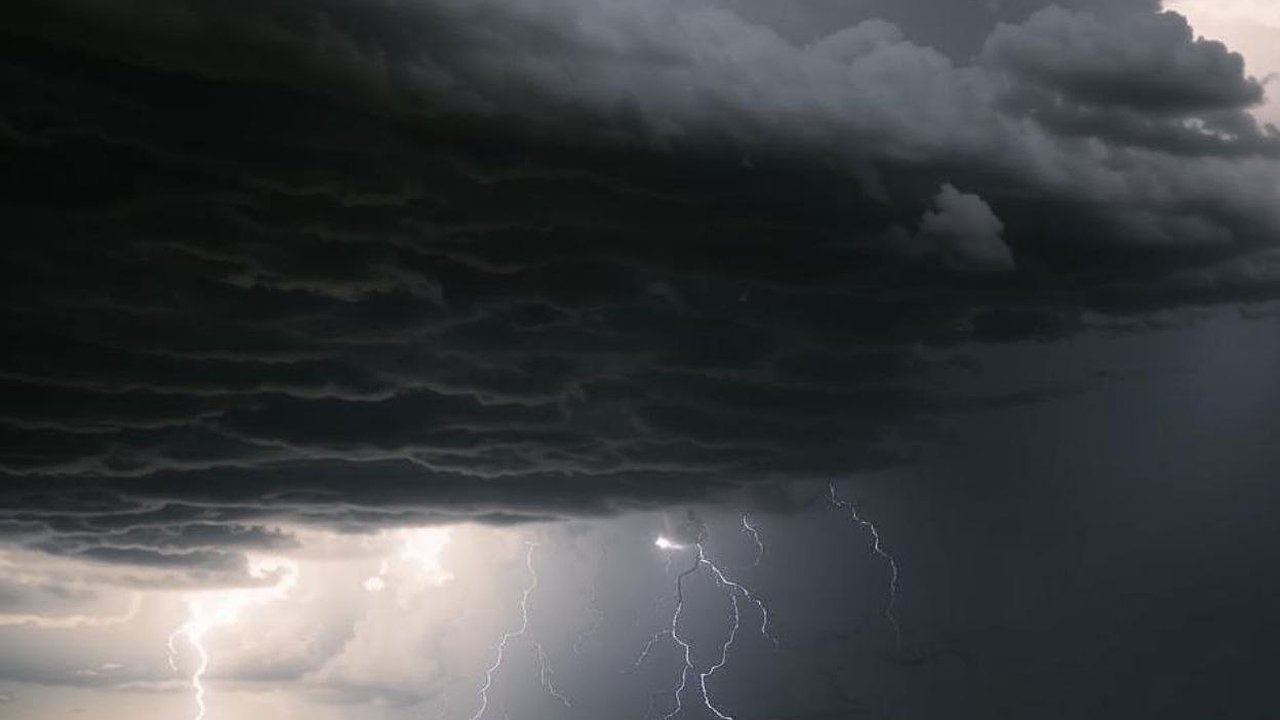 Главная картинка новости: Костромичей предупреждают о грозах, дождях и усилении ветра