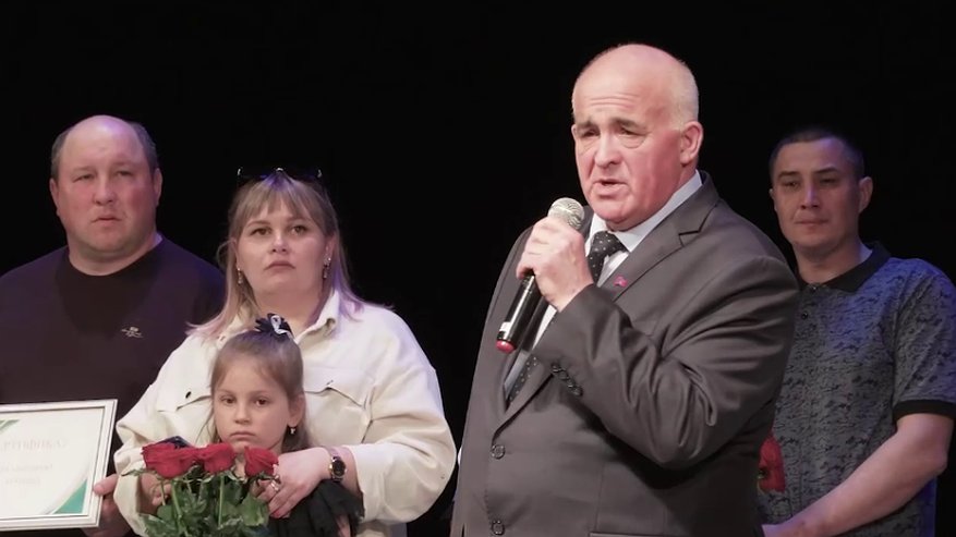 Главная картинка новости: В Костромской области семья, где родился 11-ый ребенок, получит землю для дома и микроавтобус