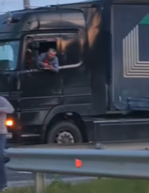 Легковушка попала под фуру на въезде в Кострому