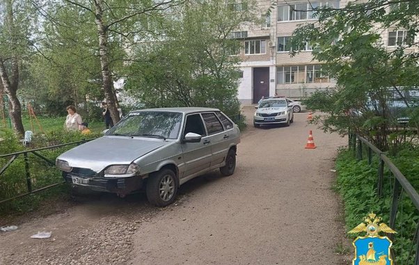 В Костроме автомобиль сбил 2-летнего ребенка во дворе дома