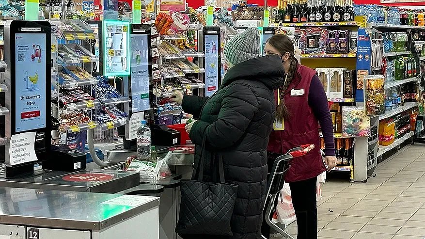 Главная картинка новости: Как продавцы “Пятёрочки” дурят людей прямо на кассе: раскрываем 5 трюков, с помощью которых они нагревают покупателей на деньги
