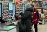 Миниатюра новости: Как продавцы “Пятёрочки” дурят людей прямо на кассе: раскрываем 5 трюков, с помощью которых они нагревают покупателей на деньги
