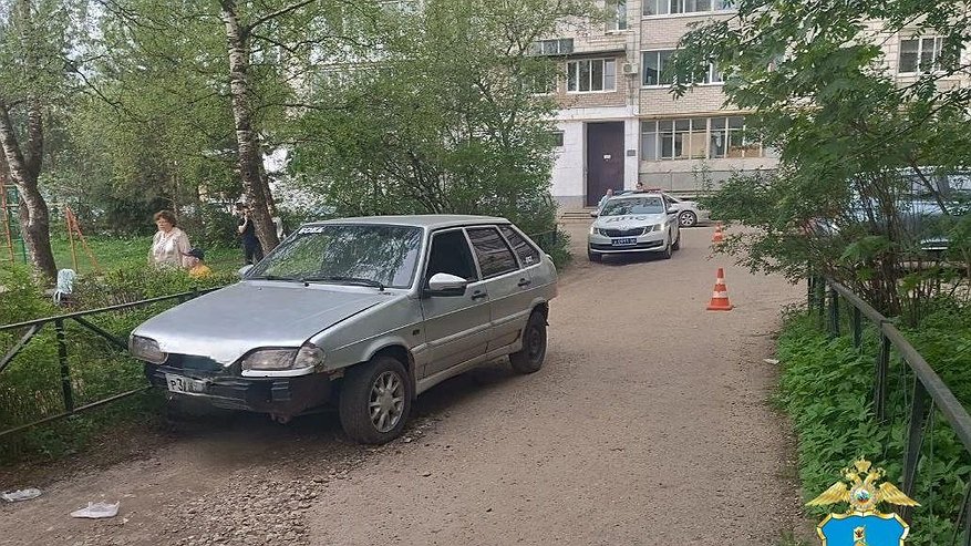 Главная картинка новости: В Костроме автомобиль сбил 2-летнего ребенка во дворе дома