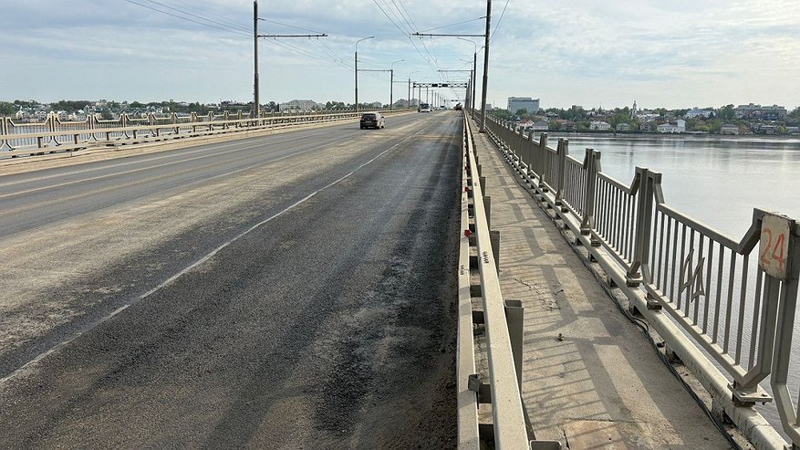 Главная картинка новости: В Костроме на мосту через Волгу завершается подготовка правоповоротного съезда